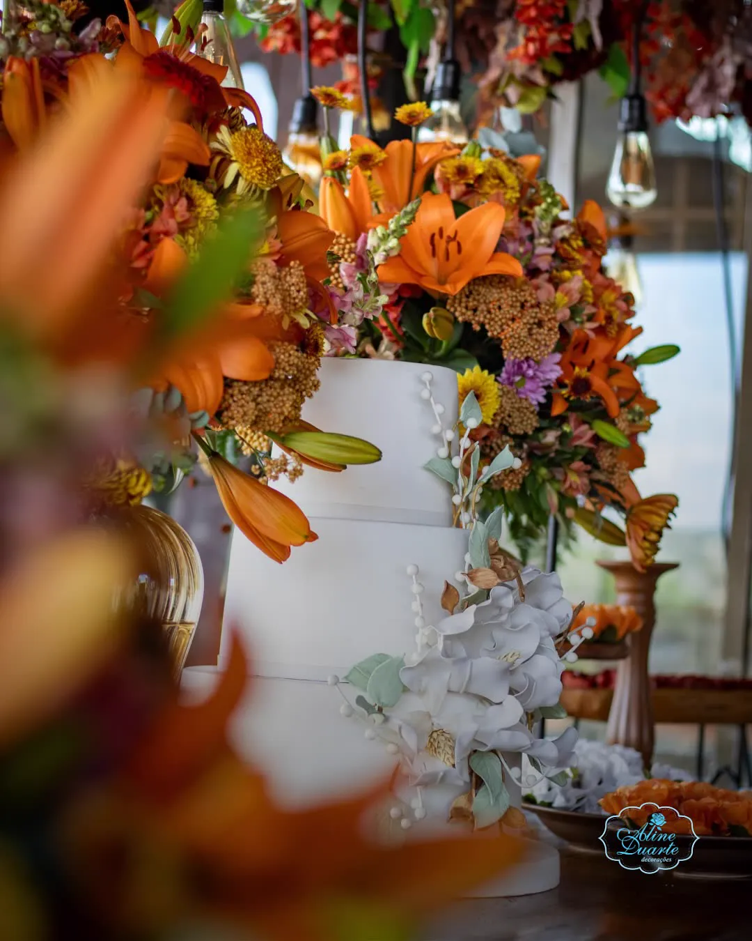 Bolo branco decorado com flores laranja