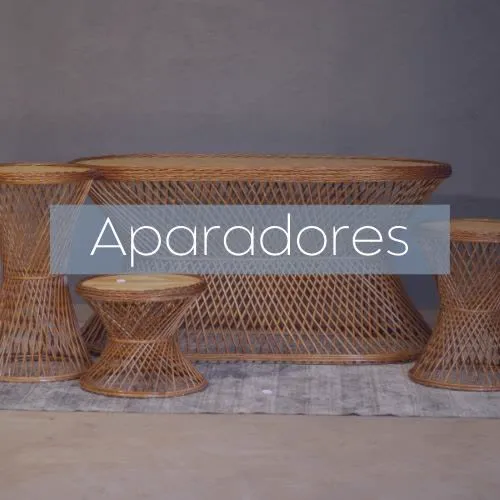 Aparador e banquetas em fibra natural