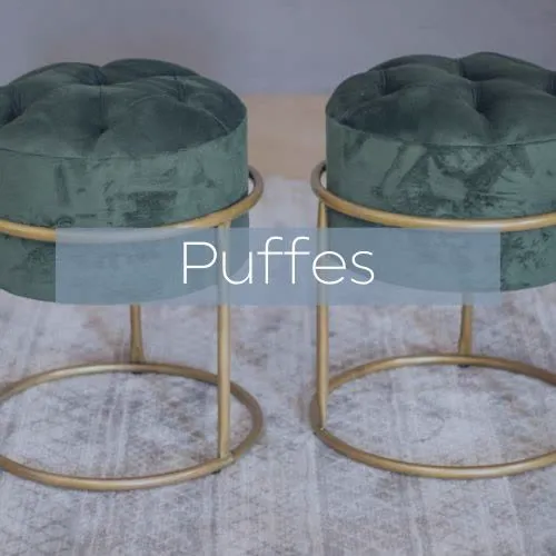 Puffs capitonê verdes com base dourada